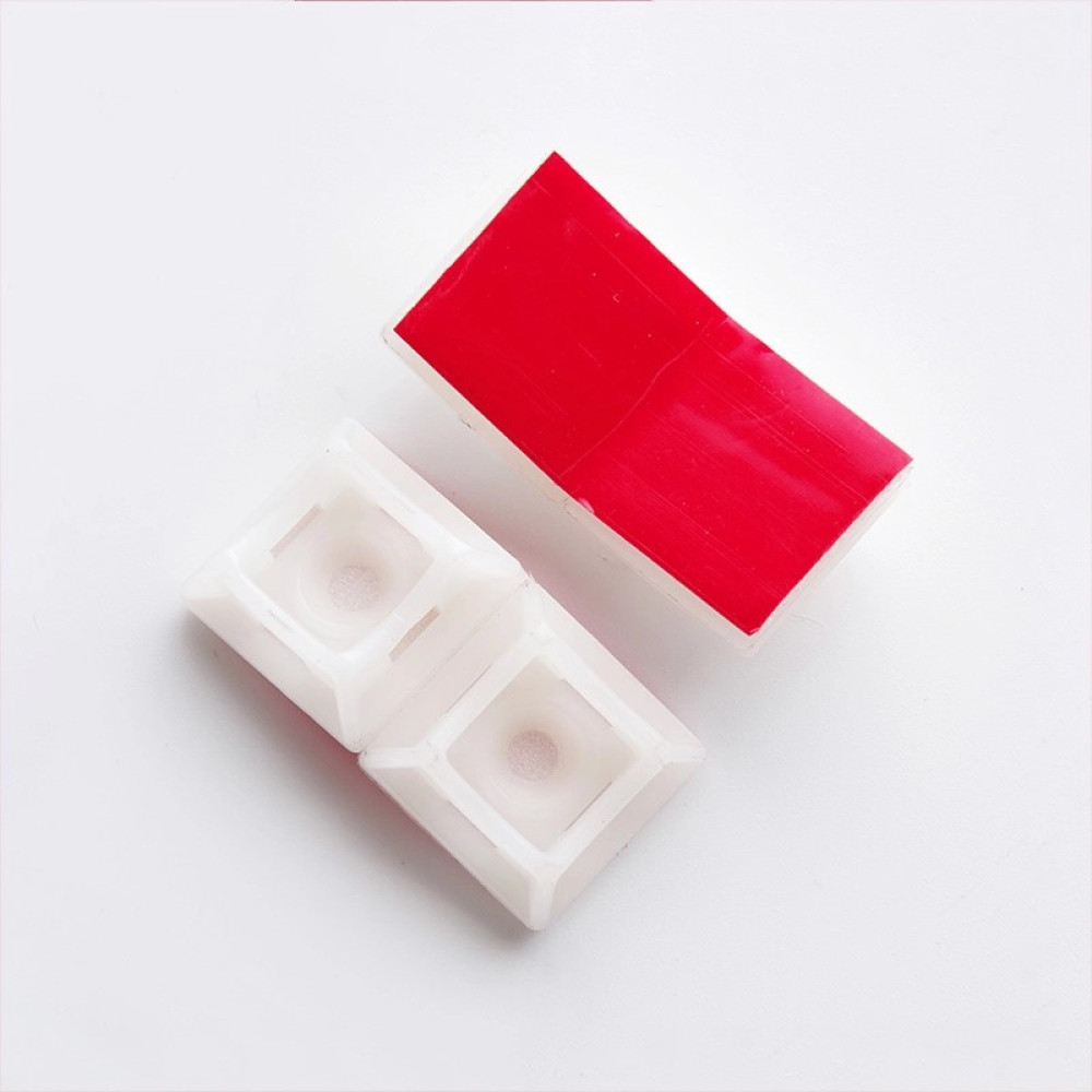 Площадка универс 20х20 самоклеющийся с отверстием для стяжки шириной до 5мм белая (пач. 50 шт) APRO